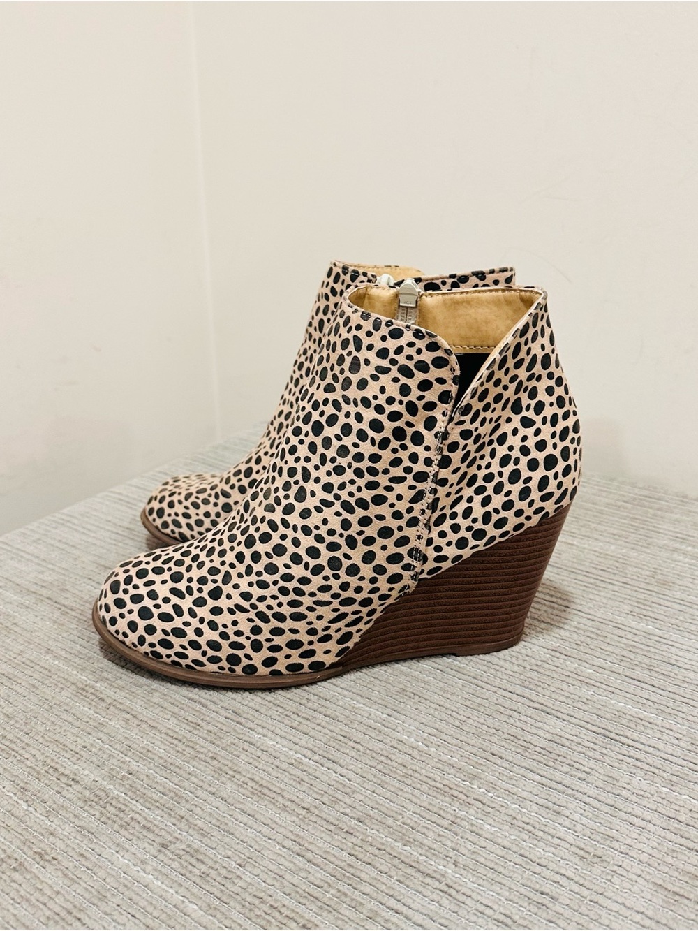 Women’s Leopard Cheetah Print Wedge Booties V-Cut Ankle Boots Faux Suede Size 9